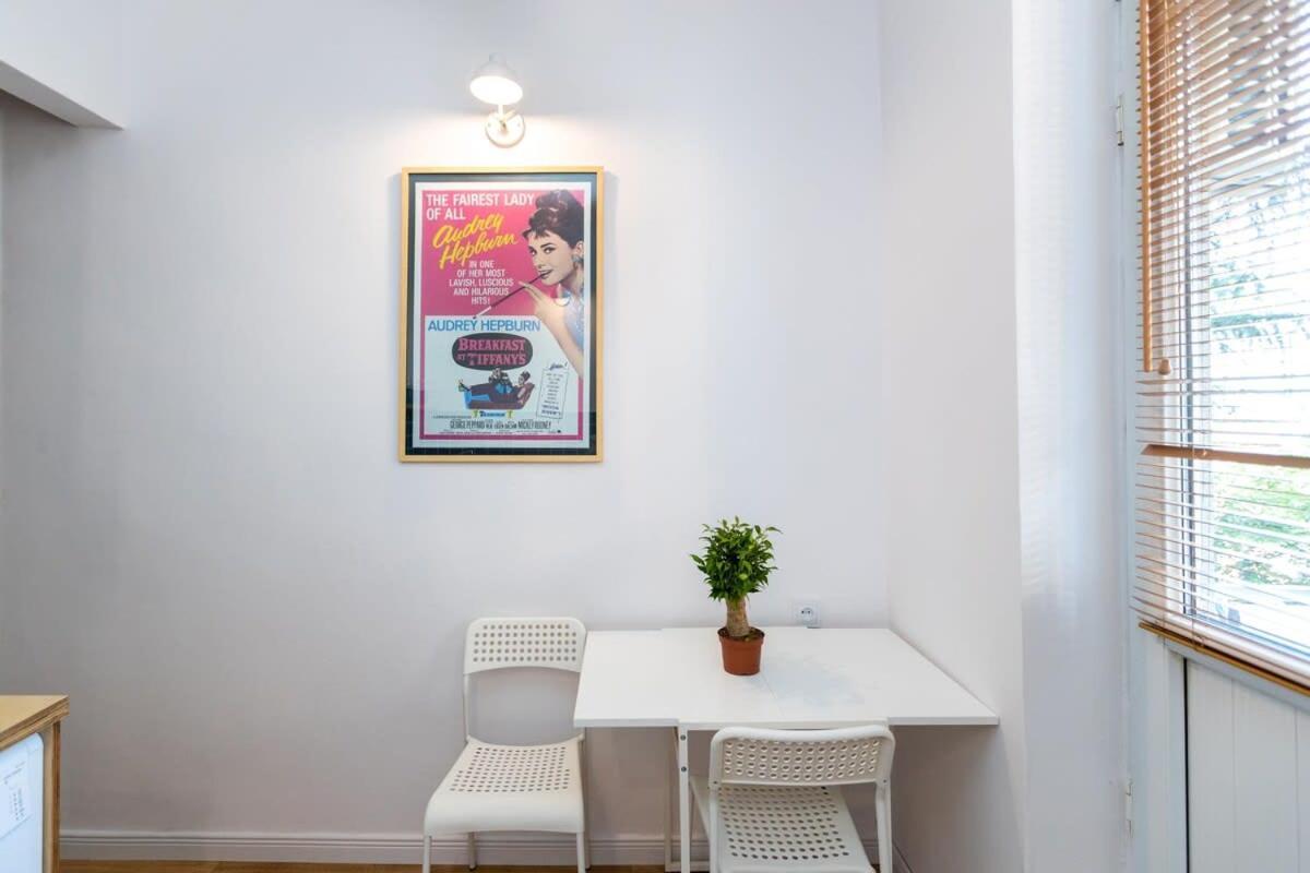 Central Vera Studio - Ideal For 3 - By Wehost Tbilisi Buitenkant foto