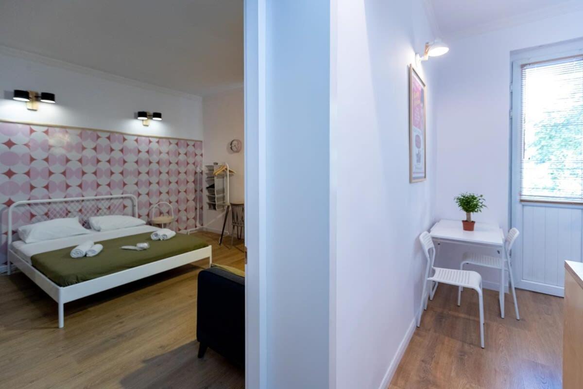 Central Vera Studio - Ideal For 3 - By Wehost Tbilisi Buitenkant foto